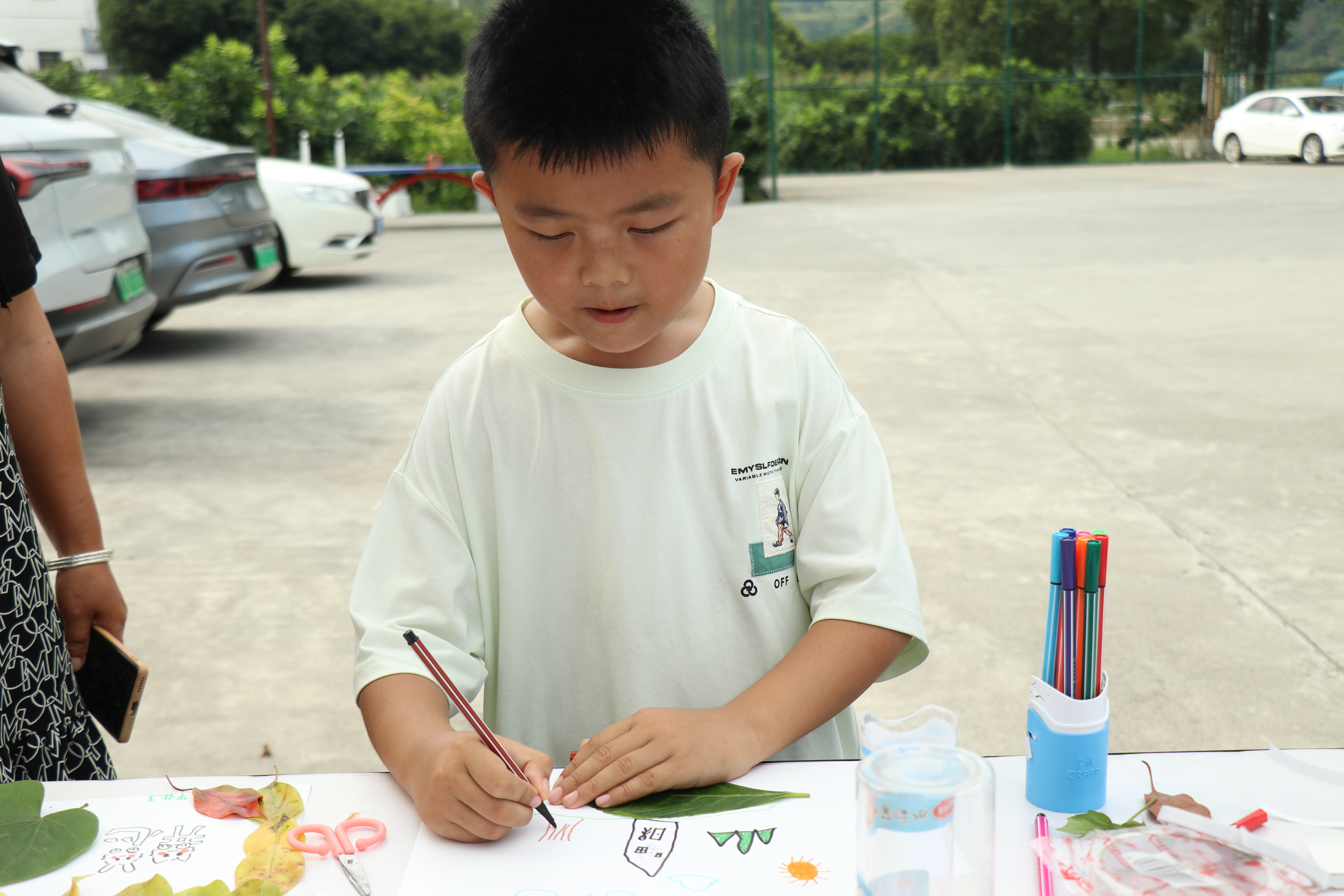 图为手工绘画，刘羽婕摄.JPG