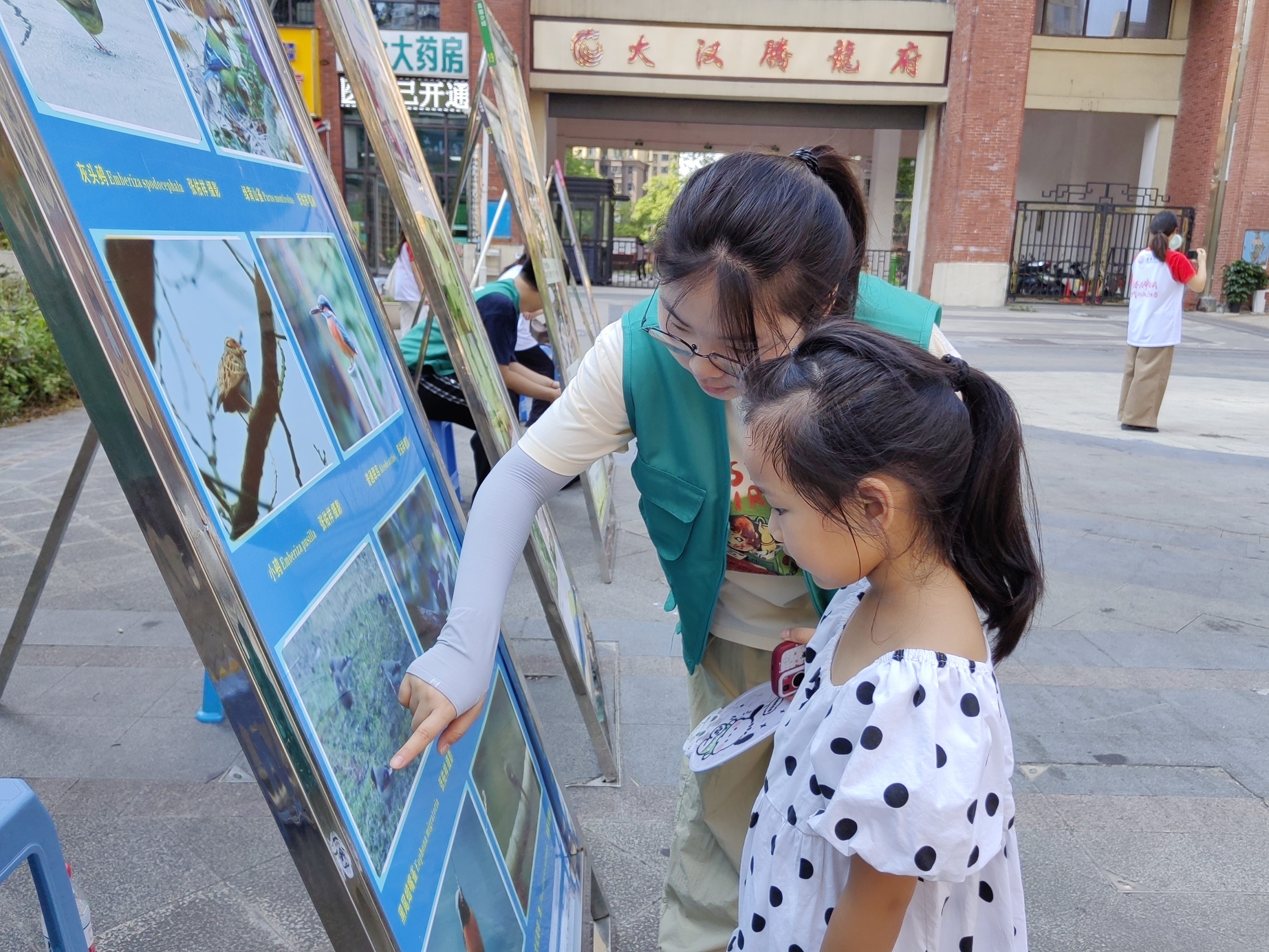 图为展板讲解,唐诗琴摄.jpg