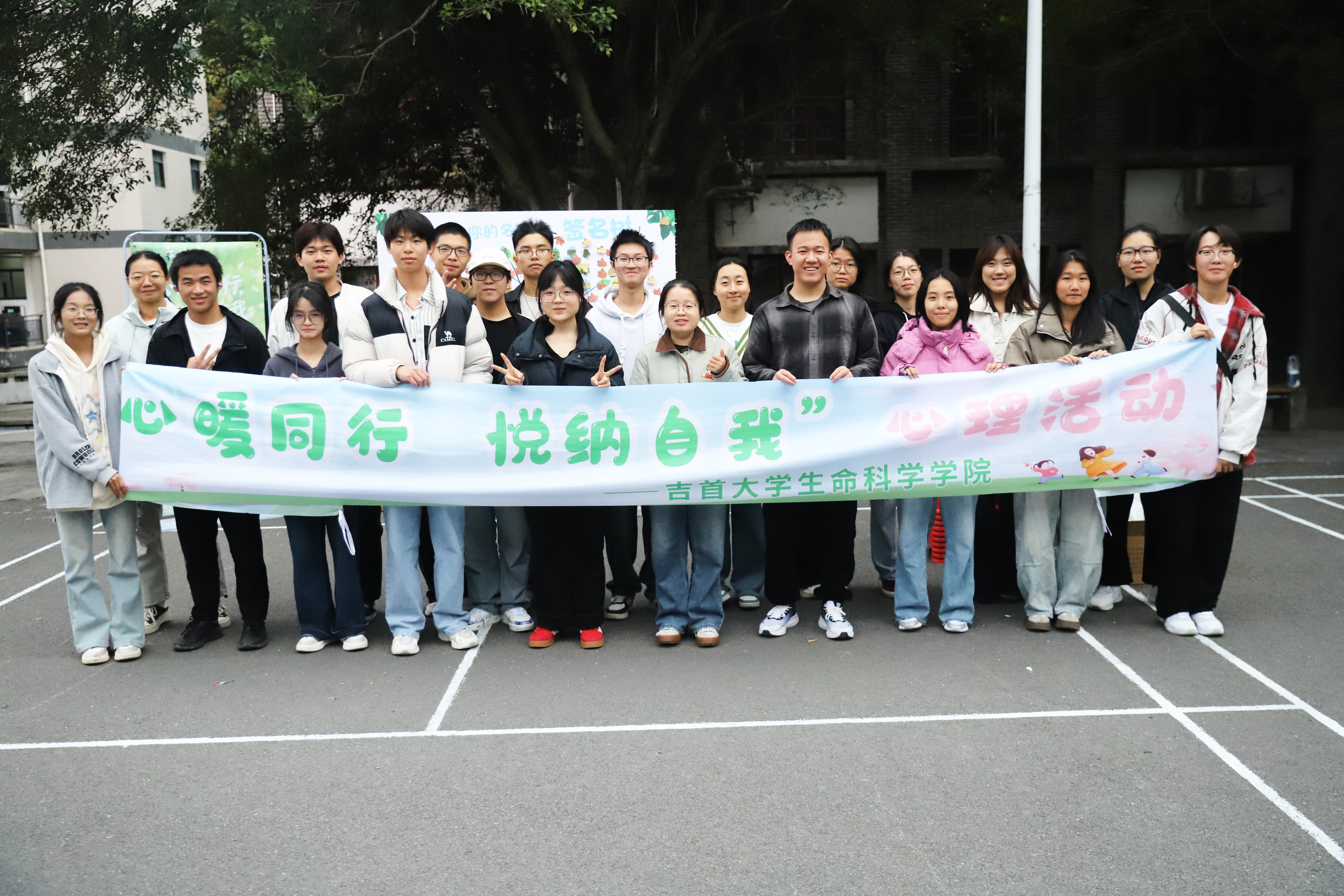 图为活动工作人员与吴老师的合照.JPG