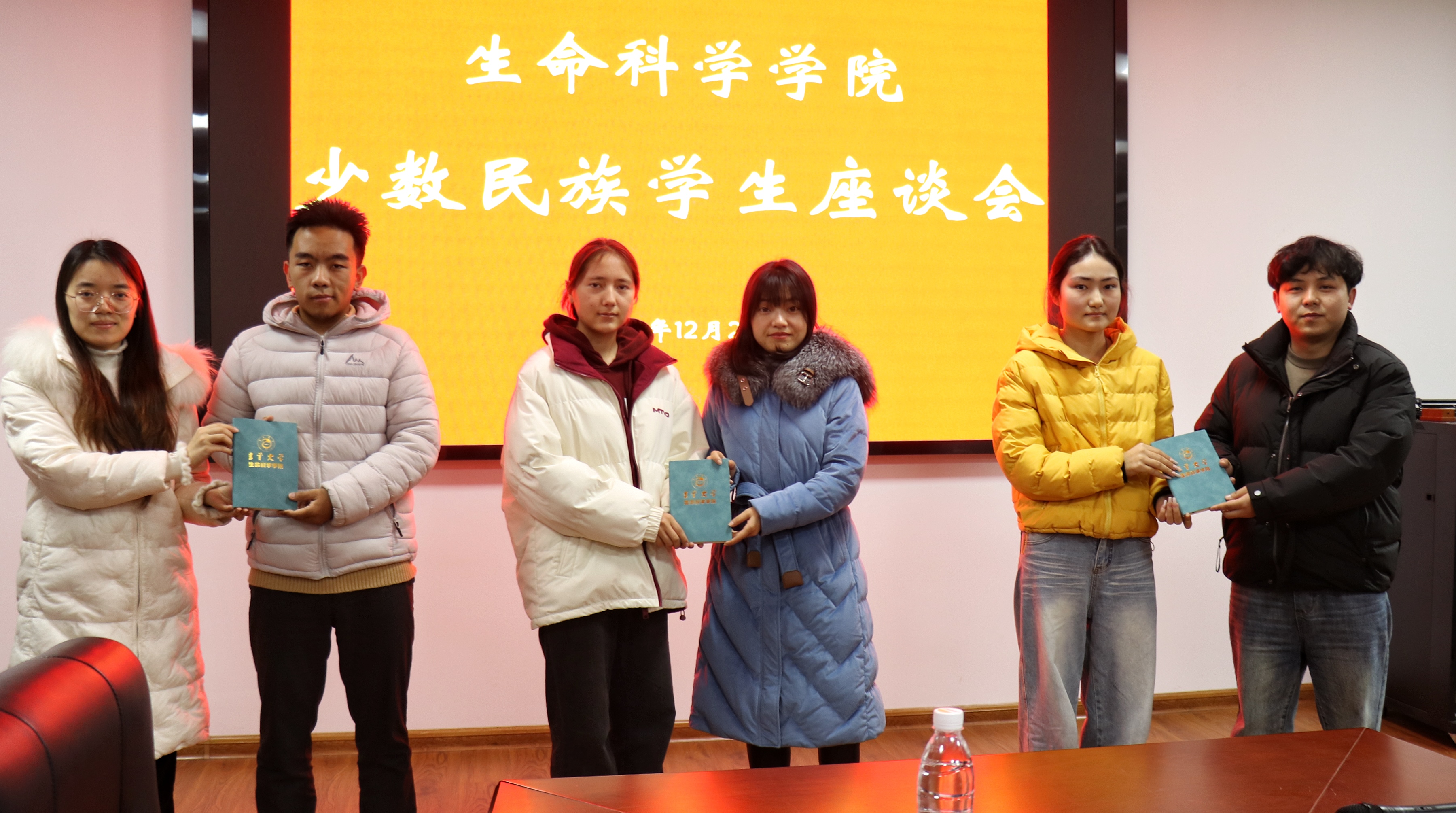 图为部分帮扶老师与学生合照.jpg