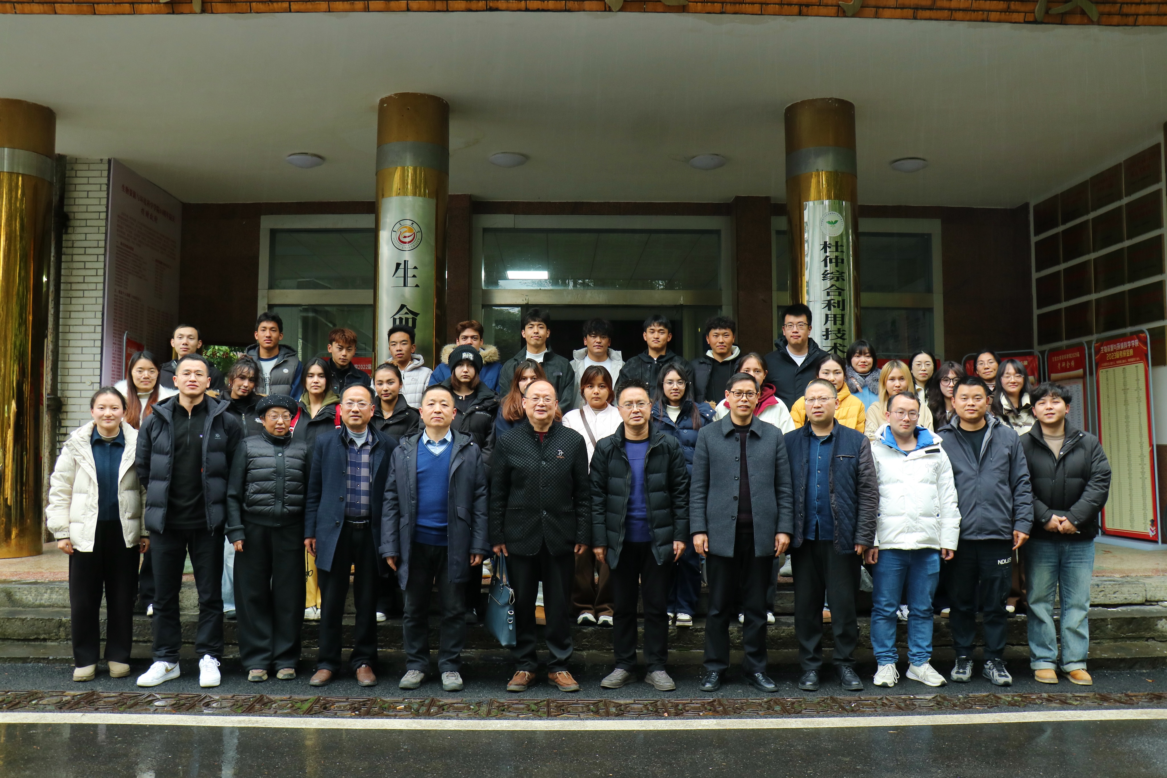 图为老师与学生合照.jpg