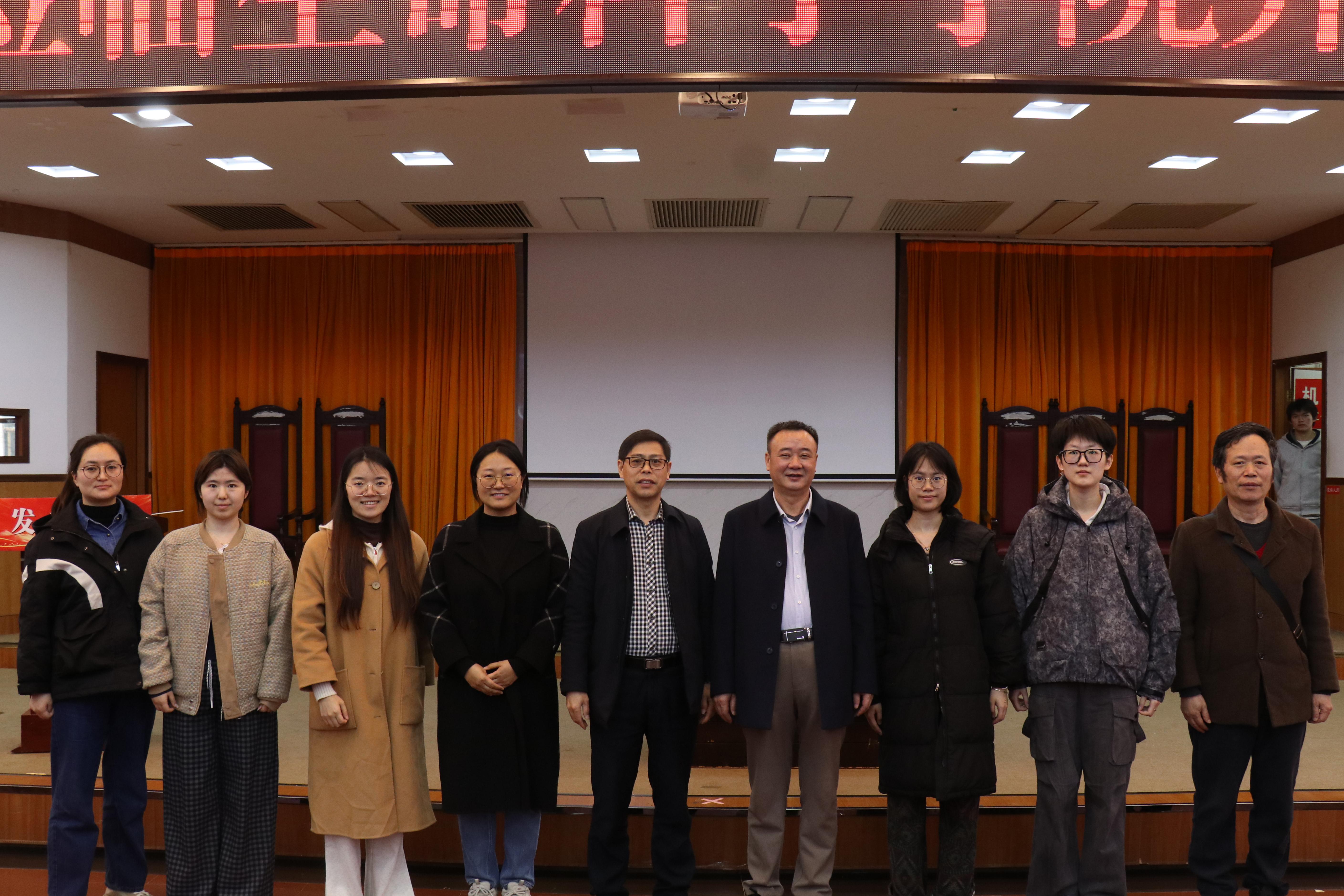 图为老师、研究生合照.JPG